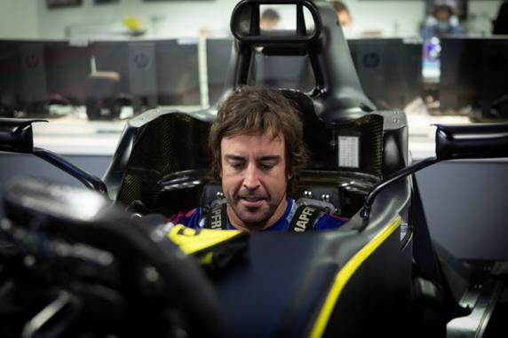 Fernando Alonso probando hace unos días el asiento del Renault