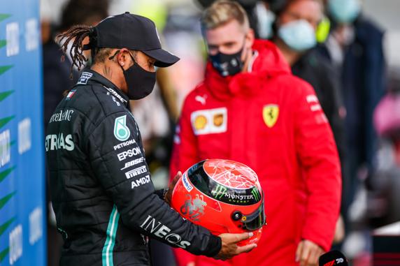 Hamilton, tras recibir el casco de Michael Schumacher de manos del hijo del 7 veces campeón, Mick