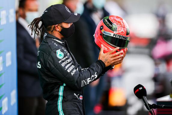 Hamilton, con el casco de Schumacher tras igualar su récord de victorias en la F1