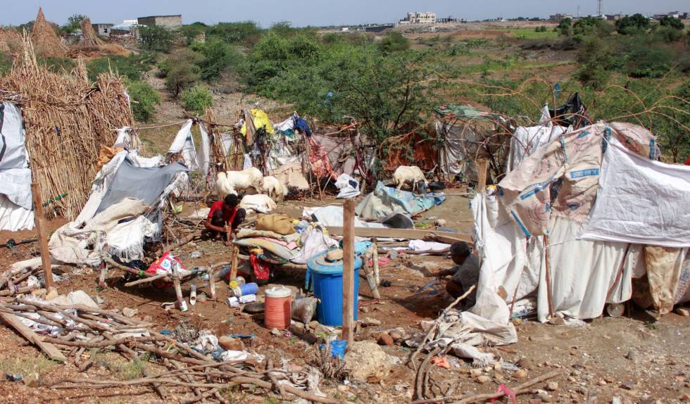 Dos hombres reconstruyen sus tiendas después de que fueran destruidas por lluvias torrenciales en un asentamiento informal de desplazados internos en la provincia de Hajjah, en el norte de Yemen, el 19 de abril de 2020.