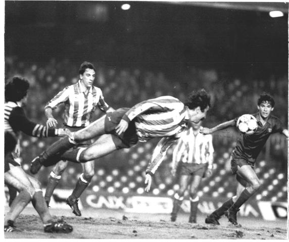 Arteche se lanza a por un balón en la Supercopa de 1985