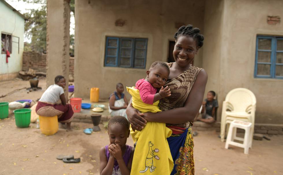 Emily Phadzula de Bereu, Malawi, (derecha) sostiene a su hija Margaret, quien recibió tres dosis de Mosquirix, la primera vacuna contra la malaria.