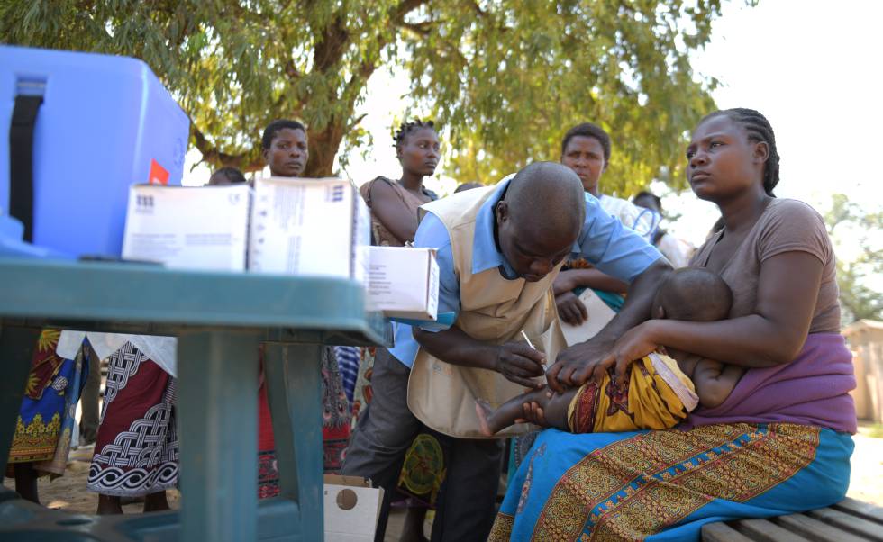 El trabajador de salud Aron Kaleso le da a un niño una vacuna contra la malaria en la clínica Bereu en Chikwawa, en el sur de Malawi.