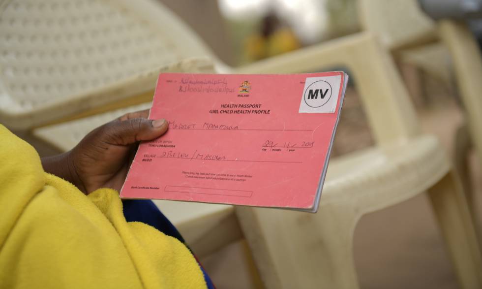 Cada niño que es elegible para la vacuna contra la malaria recibe una pegatina con las letras MV para que vaya pegada en su folleto de vacunación.