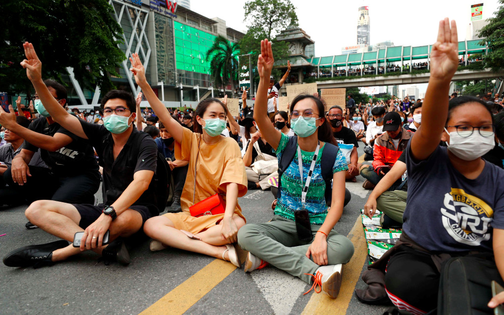 Miles de tailandeses desafían prohibición de protestar en las calles de Bangkok | Videos