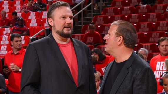 Daryl Morey (izquierda) conversa con el presidente de los Rockets Tilman Fertitta.