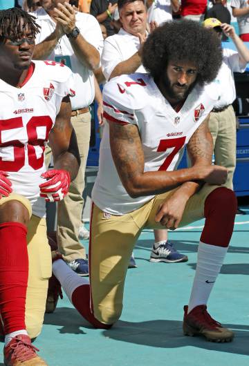 El jugador de fútbol americano Colin Kaepernick arrodillado durante el himno de Estados Unidos en un acto de protesta en 2016.