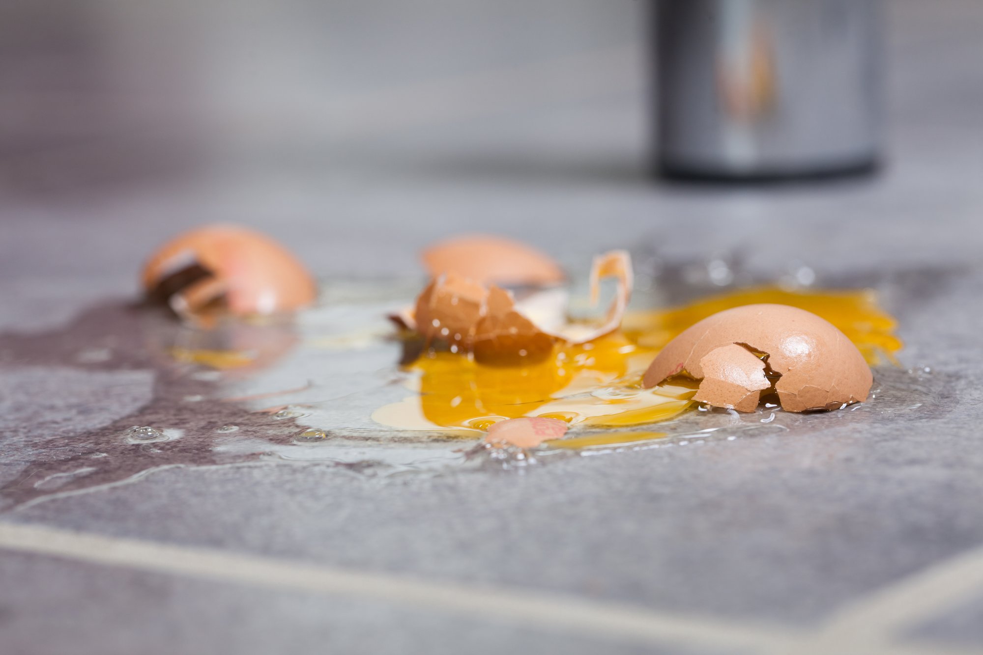 Un huevo roto en el suelo.