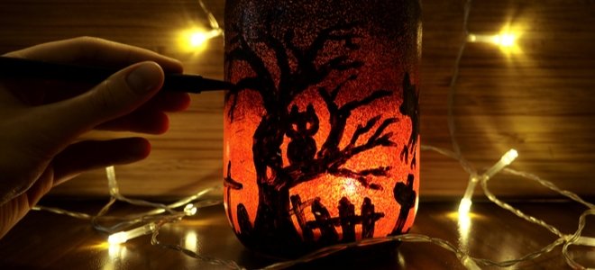 Marcador y pintura en tarro de masón de halloween iluminado
