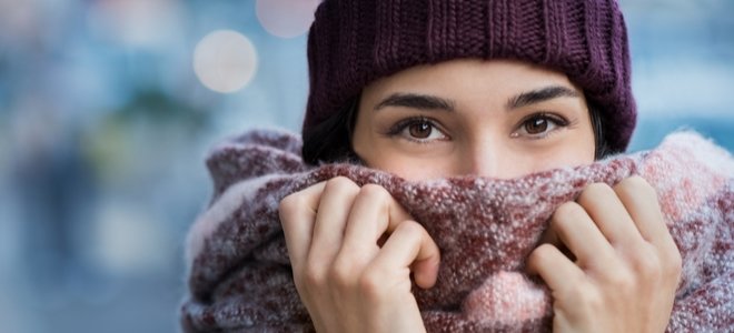 Mujer en clima frío de invierno con sombrero y bufanda