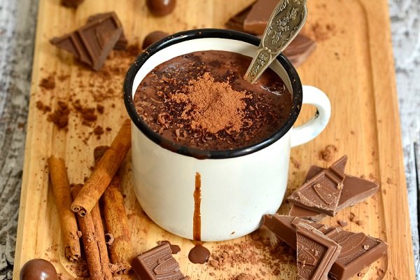 chocolate caliente con trozos de chocolate