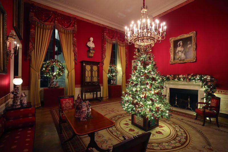 Amplia habitación decorada para Navidad