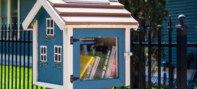 una pequeña biblioteca gratuita pintada como una casa