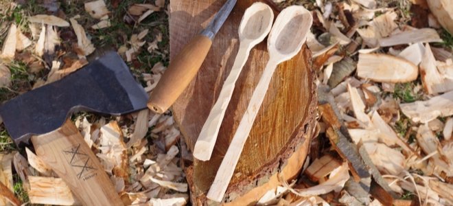 cucharas de cocina talladas en un tronco con un hacha