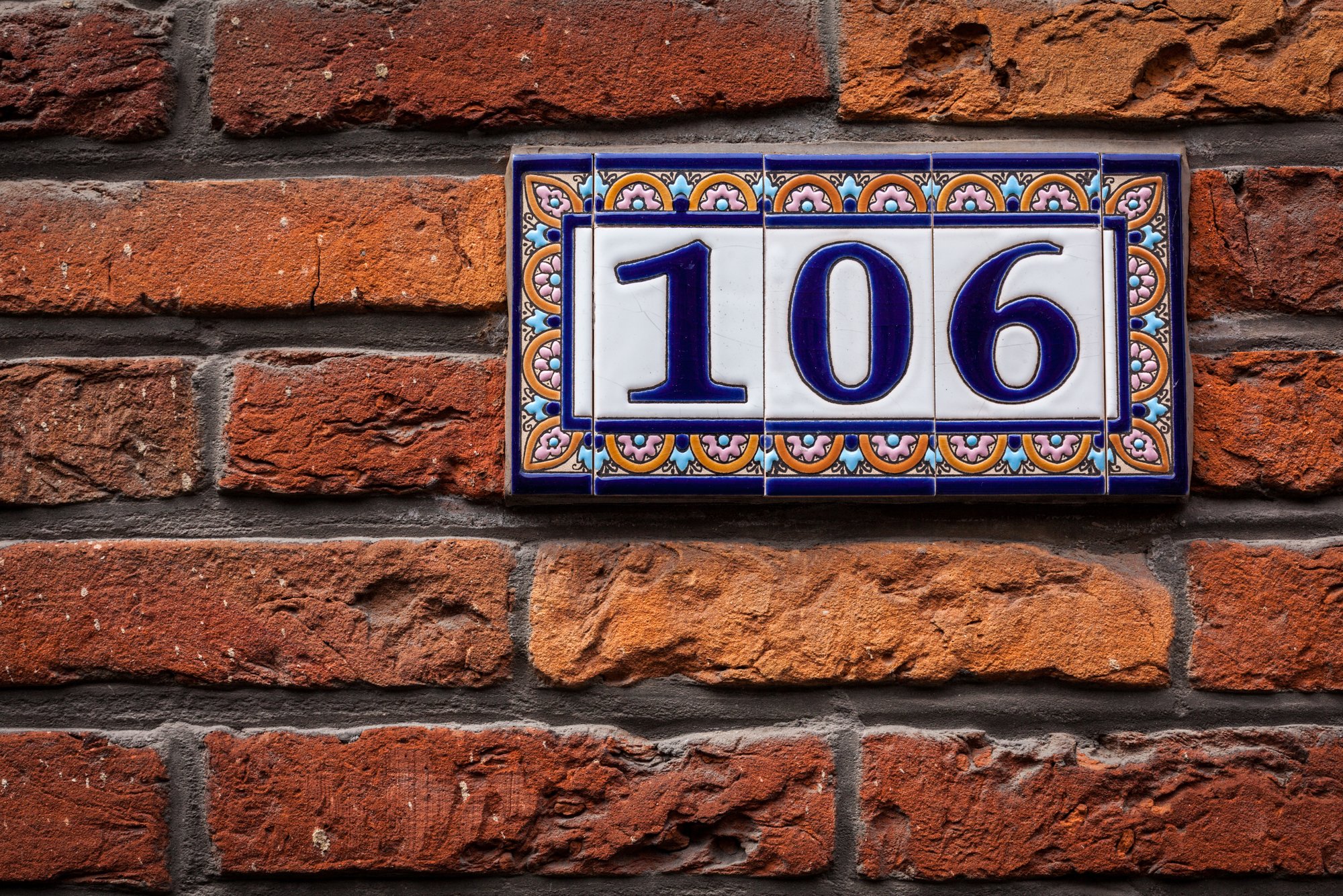 Números de cerámica en una casa.