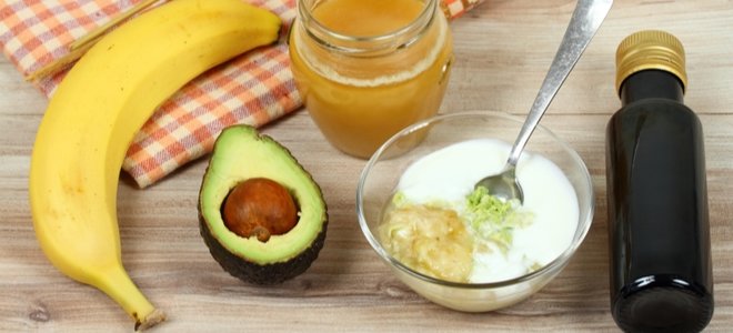 ingredientes faciales caseros que incluyen plátano, miel y aguacate