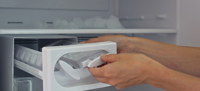 Cómo limpiar una máquina de hielo en un congelador