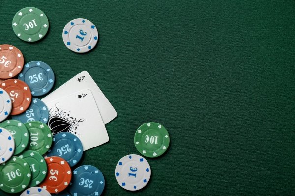 fichas de póquer y cartas en una mesa de póquer