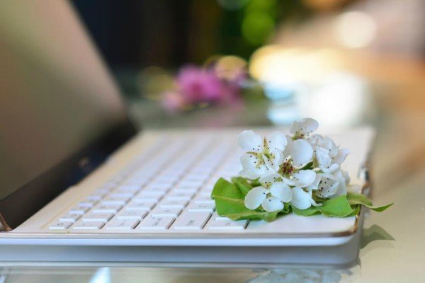 Un teclado de computadora con flores.