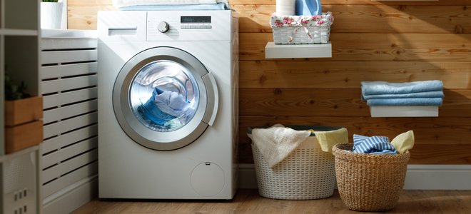 Combo de lavadora y secadora en una pequeña lavandería