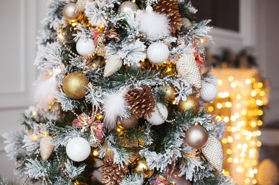 Una imagen de primer plano de un árbol de Navidad decorado y reunido. 