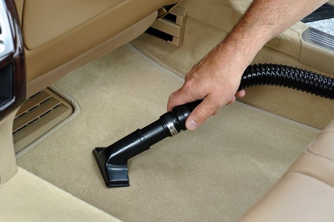 aspirar la alfombra en un coche