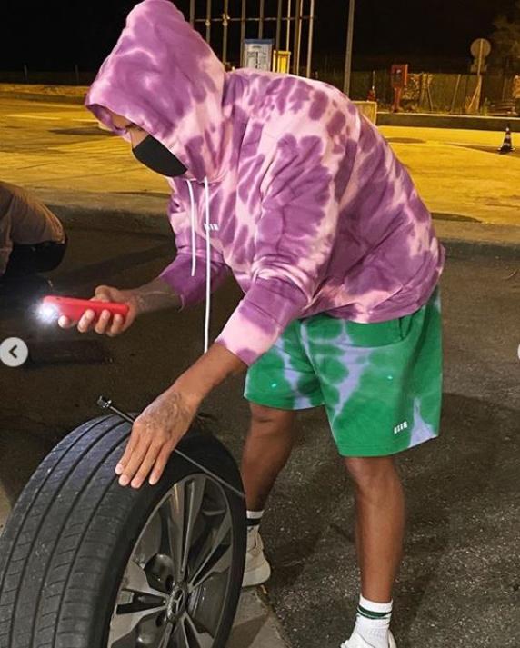 Hamilton pinchó y tuvo que colocar una rueda en su coche en una gasolinera