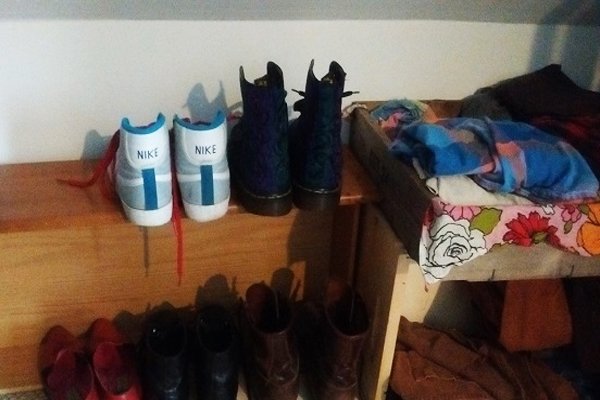 zapatos en el armario para guardar