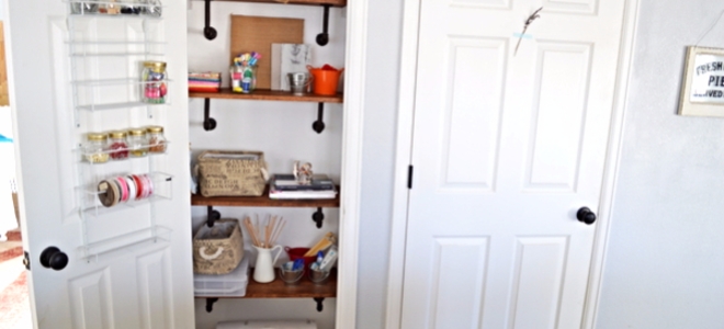 Cree un espacio de almacenamiento de artesanías en un armario sin usar