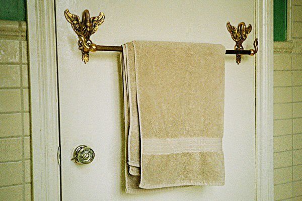 barra de toalla en la puerta