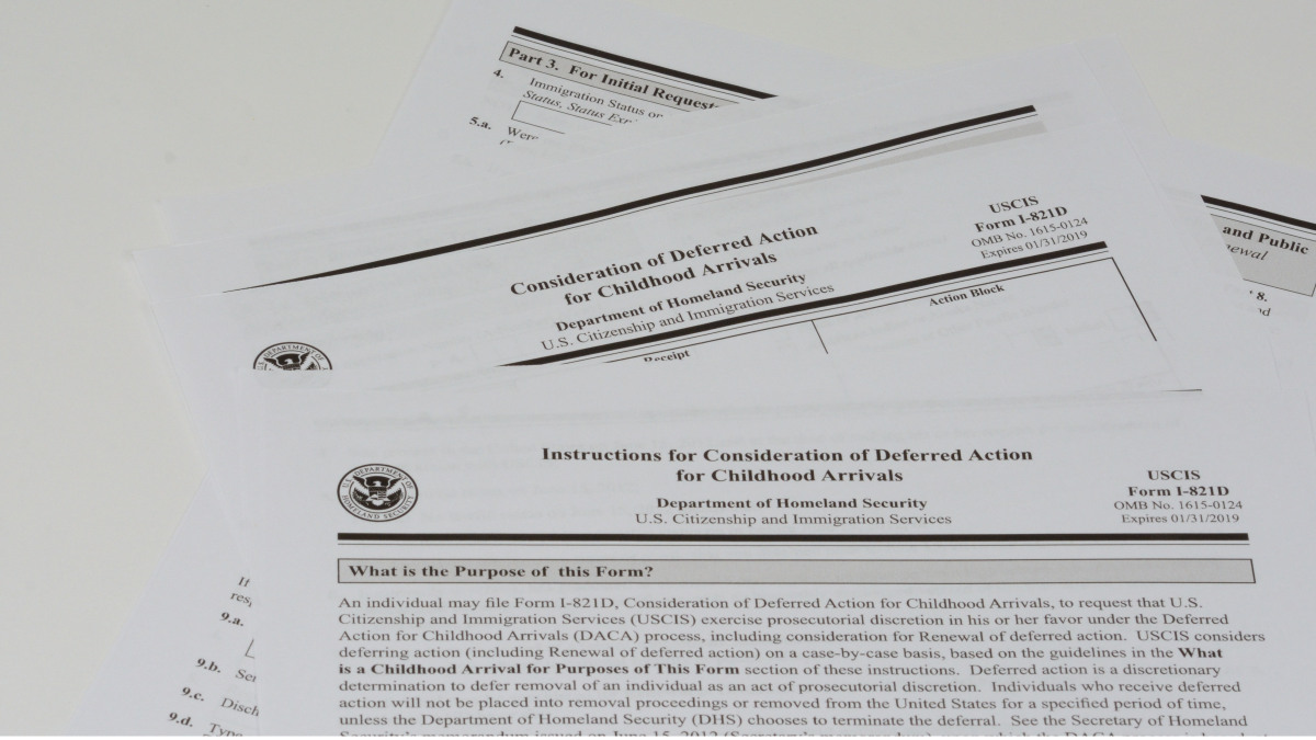 Instan a beneficiarios de DACA a renovar sus permisos antes de las elecciones