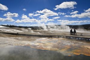 Turistas contemplando Upper Geyser Basin, la mayor densidad de fenómenos geotérmicos del parque de Yellowstone (EE UU).