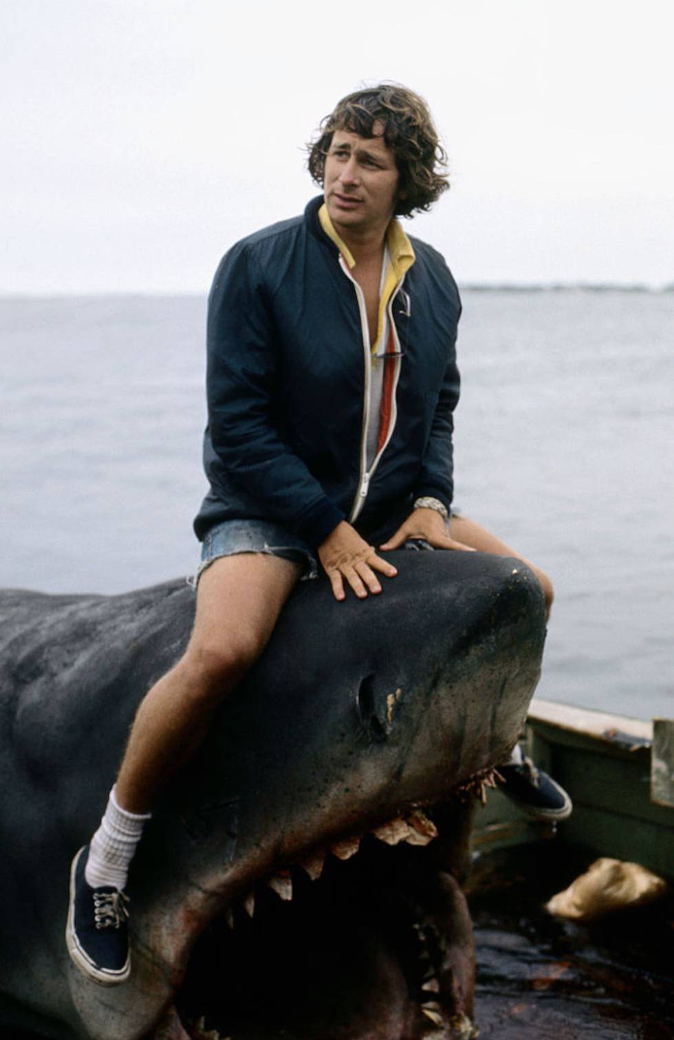 Esta foto de Steven Spielberg sobre un tiburón no sería del gusto de ningún defensor de los animales si no fuese porque es un tiburón de atrezzo.
