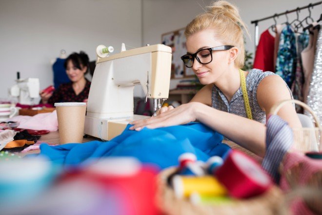 mujeres trabajando en maquinas de coser