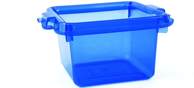 Un contenedor de almacenamiento azul
