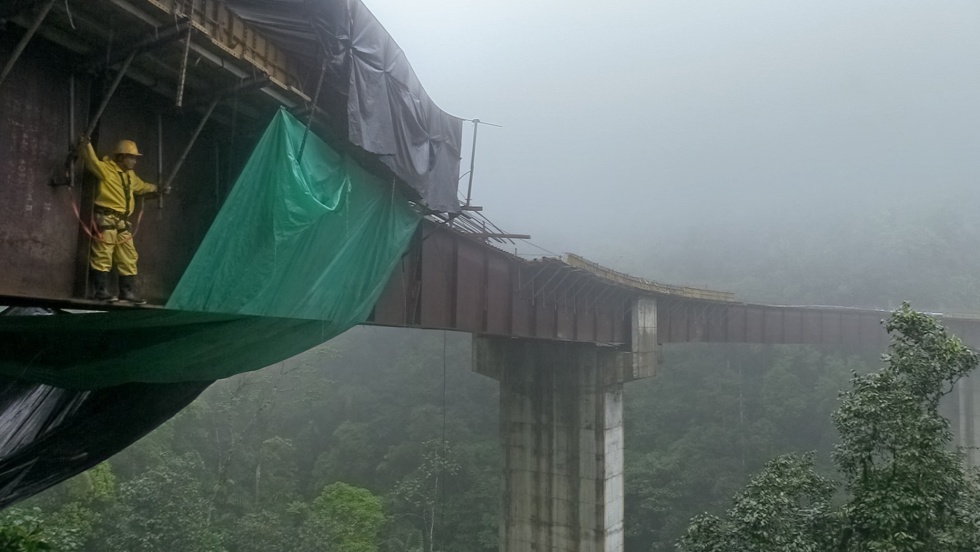 El camino a ninguna parte del puente abandonado en la selva amazónica