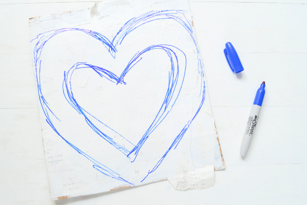 dibujar corazones en cartulina