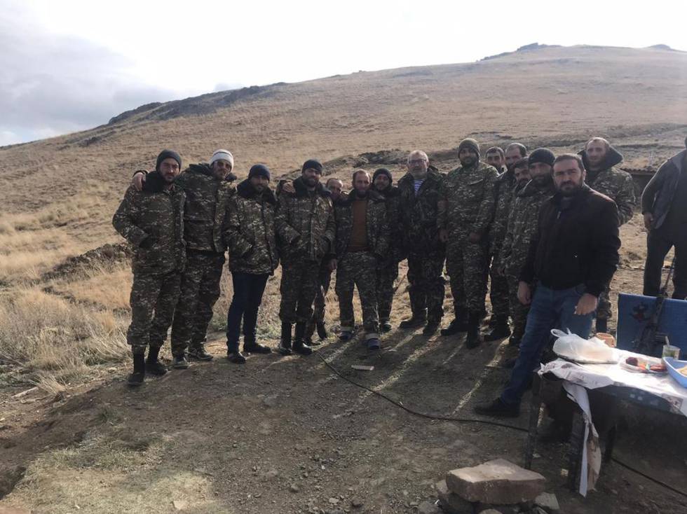 Samuel Badalyan (vuitè per l'esquerra) a l'Alt Karabakh.