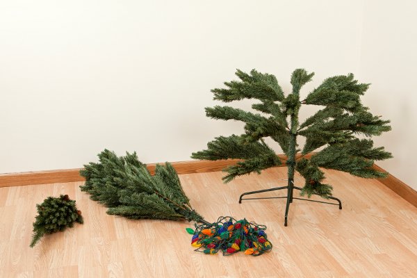 Un conjunto de árbol de Navidad artificial con luces. 