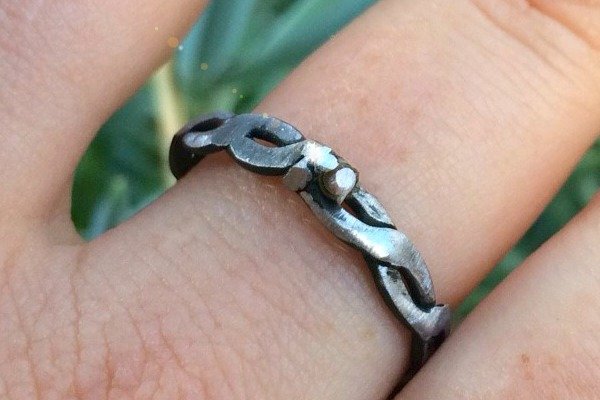 La solución de San Valentín de un fabricante: anillo de alambre empacado, Justin DiPego