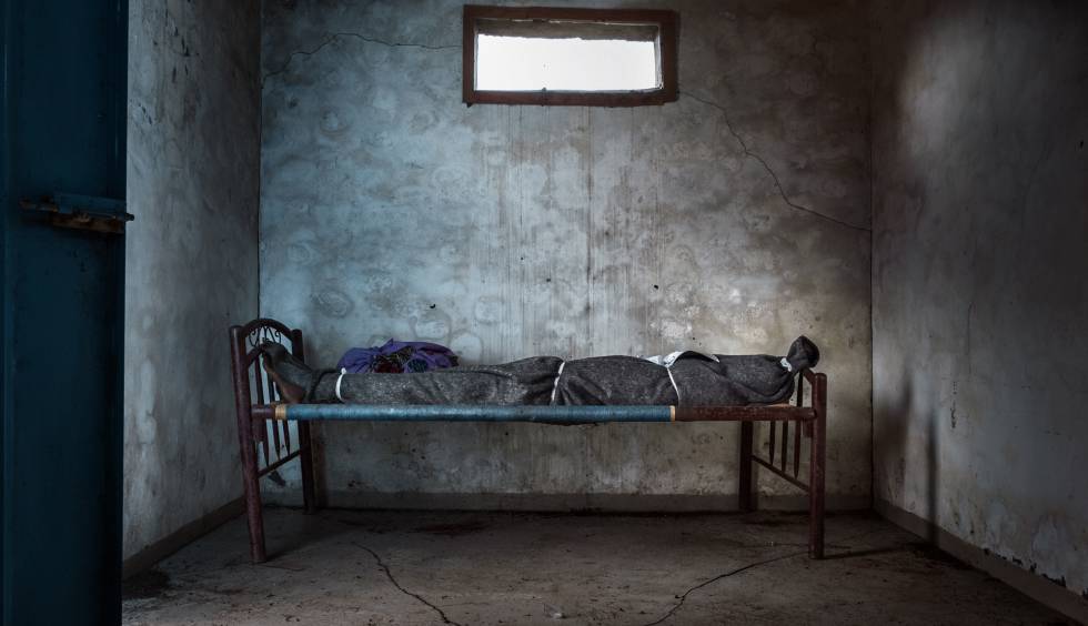 Depósito de cadáveres del hospital de Médicos Sin Fronteras de Agok, en la Zona Administrativa Especial de Abyei, en Sudán del Sur. Nyaluak Mut Kuol murió a las 10.30 de la mañana del 13 de agosto de 2011 a consecuencia de varias enfermedades y de su debilidad extrema.