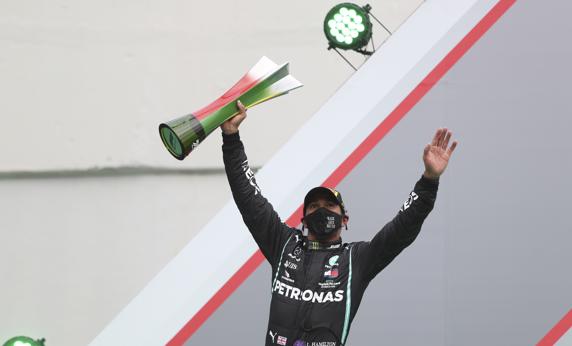 Hamilton, en el podio de Portimao, tras ganar el GP de Portugal de F1 2020