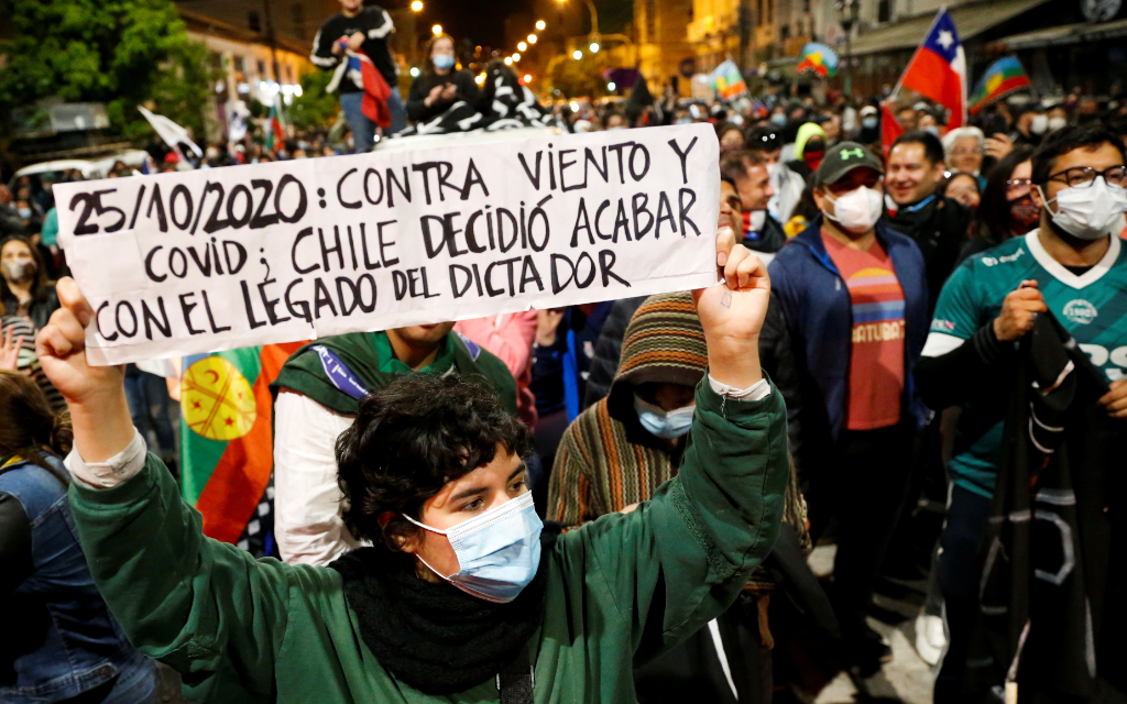 Chilenos aprueban poner fin a la Constitución de Augusto Pinochet