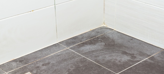 Cómo prevenir las manchas de agua en los pisos de ducha con azulejos negros