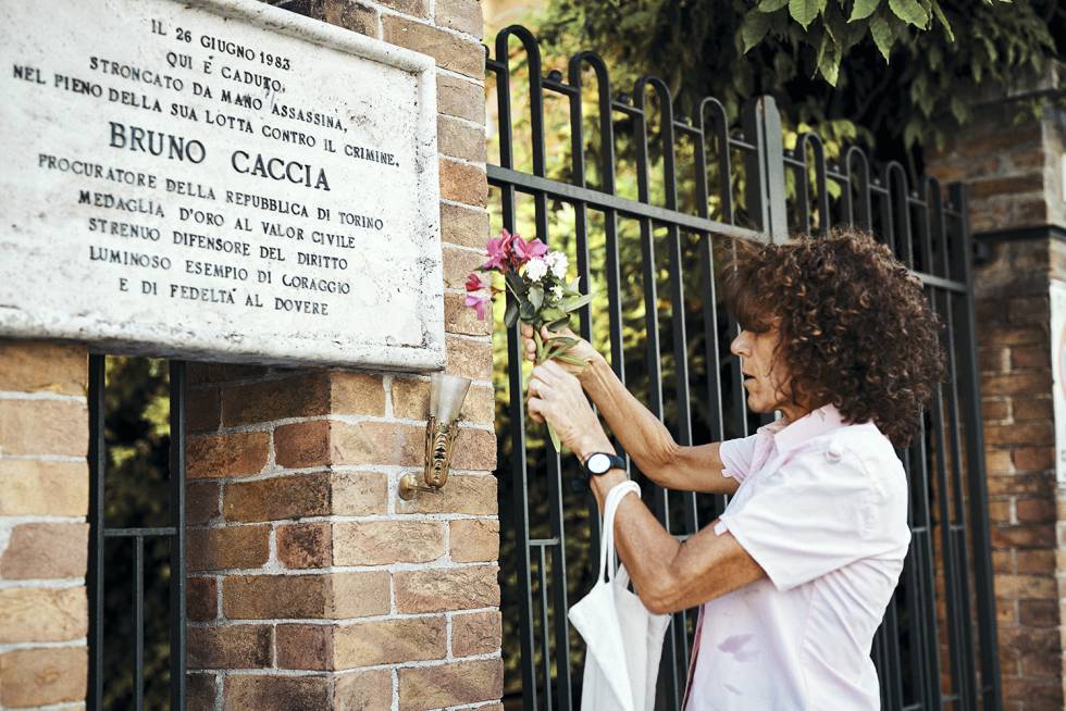 La hija del magistrado de Turín Bruno Caccia, asesinado por la ‘Ndrangheta en 1983, coloca flores en la placa que lo recuerda.