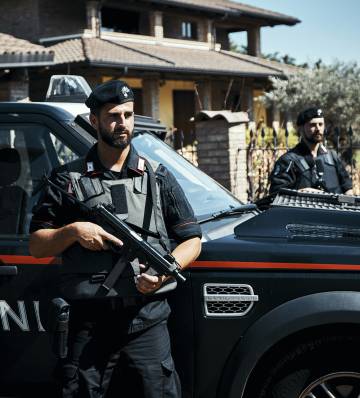 Carabineros custodian la casa de un capo de la ‘Ndrangheta huido.