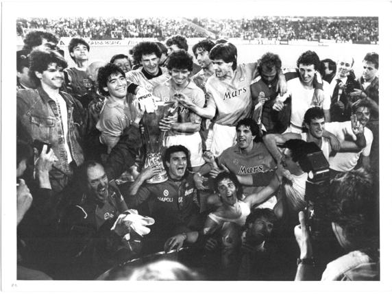 El Nápoles celebra la consecución de la UEFA en 1989