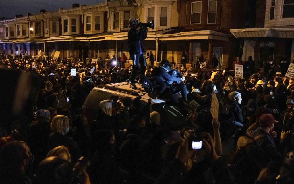 Filadelfia impone un toque de queda para calmar protestas por violencia policial