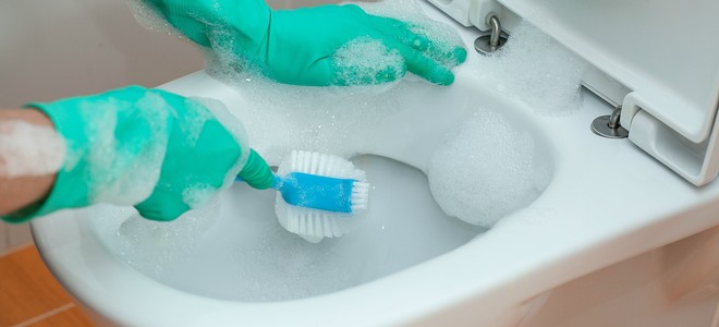 Cómo quitar las manchas minerales azules de la taza del inodoro