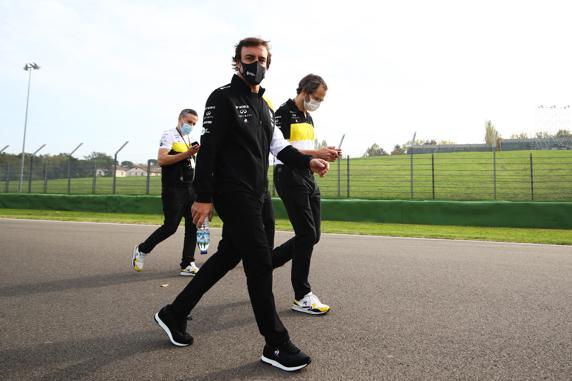 Fernando Alonso, realizando el 'track walk' con Renault en Imola